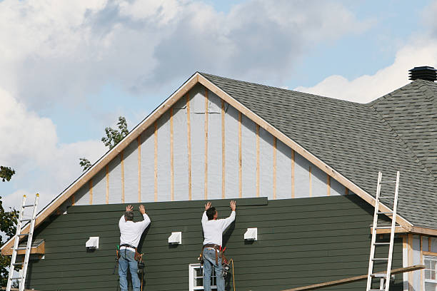 Professional Siding technician working in Yorkville, OH